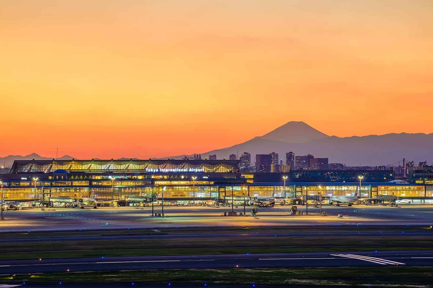Haneda airport and Mount Fuji at sunrise